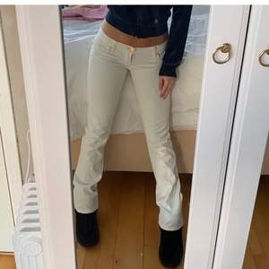 Vita lågmidjade jeans från Victoria Beckham med gulddetaljer! Har flera defekter så skicket är sådär, därav priset! (Första två bilderna är lånade) passar mig som är 167cm💖