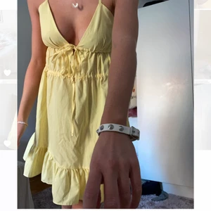 Gul klänning  - Supersöt sommarklänning i gult, helt oanvänd med prislappen kvar. 💛💛 Stl.38 men sitter lika bra på mig som är en 36/S