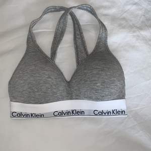 Säljer min gråa Calvin Klein topp, den är aldrig använd då den tyvärr va förliten. Nypris 499kr💞