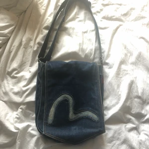 Evisu väska - Jättecool stor evisu väska i jeansmaterial!  Köparen står för frakt😜