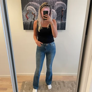 Utsvängda jeans från Zara - Stretchiga och bekväma jeans från Zara i storlek 34. Bra skick❤️