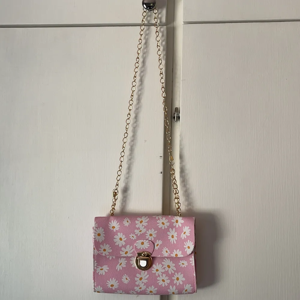 Säljer denna rosa fina blommiga väska. Den är aldrig använd. Mitt pris 10kr. Köparen står för frakten💕. Väskor.