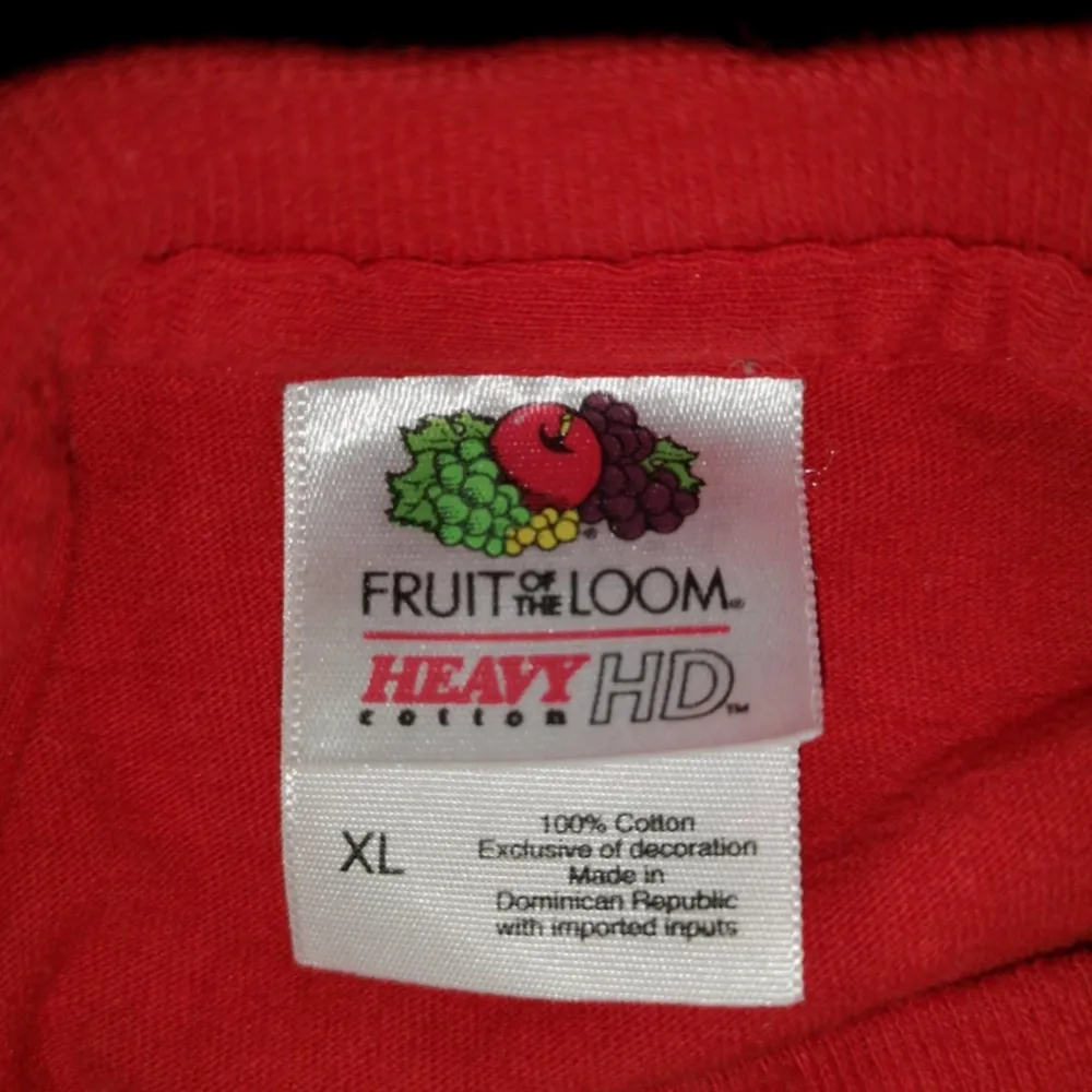 FRUIT OF THE LOOM 00’s “COCA COLA”   Excellent Condition, Size XL(fits M), Model length: 178cm, 99sek                                       Measurements: Chest: 56 cm, Shoulder To Shoulder: 52 cm, Length: 70 cm                                                        Skickas inom 24h, samfrakt är möjligt.                   För fler bilder eller övriga frågor, skriv gärna!. T-shirts.