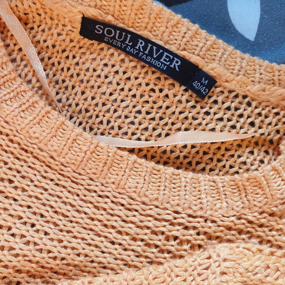 Nu säljer jag min fina orangea stickade tröja som man ser igenom lite. Fint skick har aldrig använt den o den är i storlek M. Den orangea färgen är väldigt klar och stark och sticker ut😍. Tröjor & Koftor.