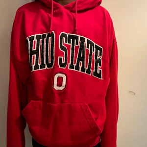 Vintage college hoodie - Intresse koll på denna vintage hoodie från ohio state. Passar perfekt nu till hösten 🤩 Modellen är 165. Är egentligen en L men sitter lite liten om man är över eller runt 180