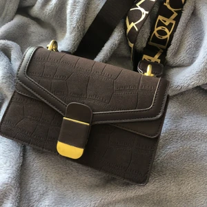 Väska  - Den är inte stor och den är inte för lite, det passar perfekt om man ska ut och ha väskan för att ha små grejer i.Har aldrig använt den- JAG STÅR INTE FÖR FRAKTEN