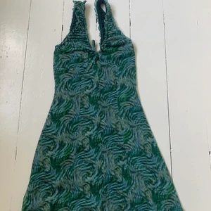 mini dress - säljer denna mini dress från urban outfitters. den är använd en gång. köpt i vintras för 550kr. som sagt så är det en mini dress så den är kort men i bra längd. (sista bilden är inte samma klänning men samma modell)