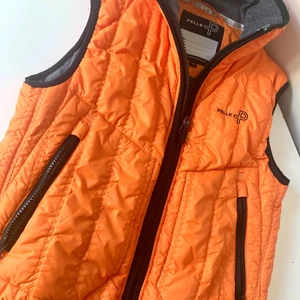 Helt ny & oanvänd väst ❤️‍🔥 - Orange fin väst från Pelle P (oanvänd). Fleece inuti! Stl XS
