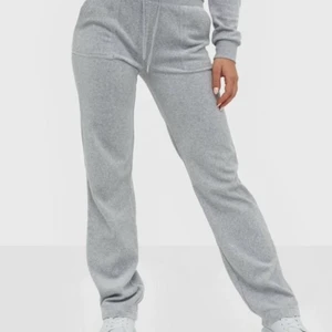 Juicy couture mjukisbyxor - Gråa mjukisbyxor från juicy couture! Storlek SAnvända ett fåtal gånger. Säljer då det är fel storlek för mig. 💕 köparen står för frakt.