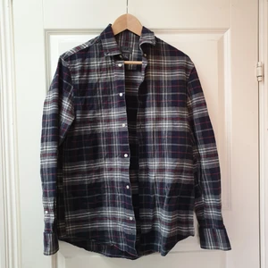 Skjorta - Sparsamt använd skjorta i bra kvalitet. Frakt tillkommer. Tveka inte av att höra av dig!