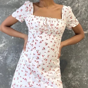 Kort klänning - Superfin klänning som är helt ny, prislapp kvar och aldrig använd. Den va för liten för mig tyvärr