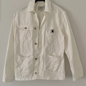 Carhartt tunn jacka strl:S - Carhartt Michigan Acadia jacka i strl:S. Har endast använt cirka 3 ggr! Den har lite svarta fläckar (syns knappt) på framfickan vilket syns på sista bilden annars är den i nyskick!!   Köparen står för fraktkostnaden😊