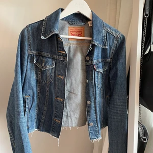 Jeansjacka - Jeansjacka från Levis. Välanvänd men i mycket gott skick