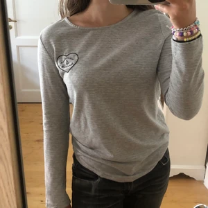 Grå långärmad tröja - Skön långärmad tröja från bikbok med gulligt broderi. Säljer då den ej kommer till användning <3