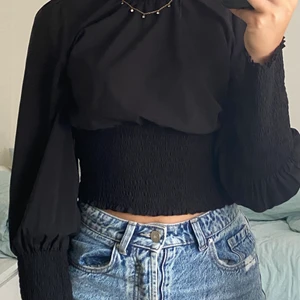 Svart blus - Säljer min svarta blus från Gina tricot i storlek 36🤩 Frakt ingår inte