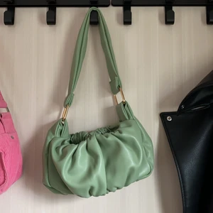 Väska från ASOS - Grön väska från ASOS. 180kr