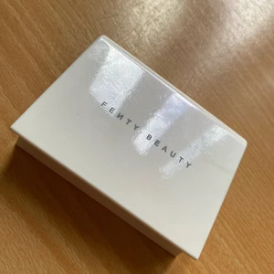 FENTY BEAUTY  - Ett helt oanvänt matte puder av fenty beauty