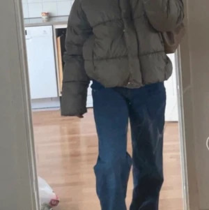 Zara jeans - Mörkblå zara jeans säljer för har för många för referenser så jag är 170 och dom går ner till marken på mig 