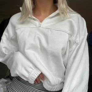 Vit tjocktröja med dragkedja från Weekday! - Superfin tjocktröja med en halvdragkedja och en liten krage från Weekday i storlek XS. Passar till allt! 120kr + frakt 😍