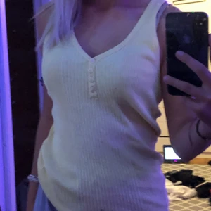 Gul topp - Ett gult linne som jag aldrig använt😊 Jätte skönt material💕Skicka meddelande om intresse🌸😃