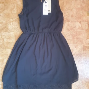 Klänning strlk 36 - Enkel svårt klänning i storlek 36. Oanvönd