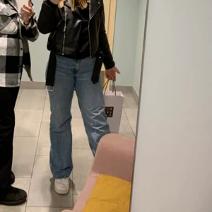 Jeans - Säljer mina blåa jeans från monki, köptes i sthlm förra året. Kostade 400kr