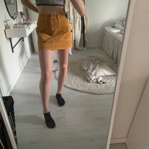 Rostfärgad kjol! - jättesnygg, orange/ rostfärgad kjol. Som är snygg att ha på hösten! Använd ca 2 gånger så väldigt bra skick. Storlek 38-40 ( mindre i storleken)