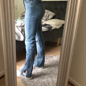 Zara jeans slits - Säljer dessa superfina zara jeansen med slits, uppsydda så dem passar mig som är 163, strl 36, 100kr+frakt💓💓 kom privat för fler bilder osv!