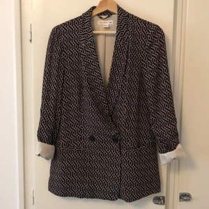 Kostym H&M x GP & J Baker - Kostym från H&M x GP & J Baker storlek 36 i kavajen och storlek 38 i byxorna. Kavajen är en mindre storlek då den är i lite oversize modell. Använd en gång. 400kr, köparen står för frakten.