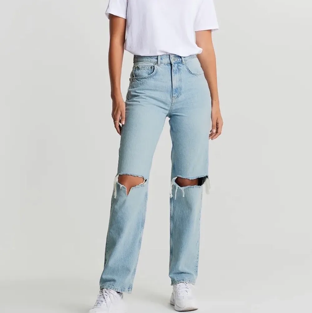 Drömmiga jeans från Gina Tricot i storlek 38. Tyvärr är de för små för mig och jag beställde de för 599 för länge sedan och har bara helt glömt av dem. Har tyvärr inga bilder på i och med att de är för små men skickar gärna bilder på jeansen ändå. Perfekt skick.. Jeans & Byxor.