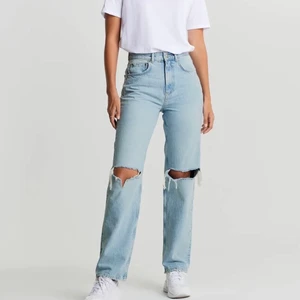 Jeans från Gina Tricot - Drömmiga jeans från Gina Tricot i storlek 38. Tyvärr är de för små för mig och jag beställde de för 599 för länge sedan och har bara helt glömt av dem. Har tyvärr inga bilder på i och med att de är för små men skickar gärna bilder på jeansen ändå. Perfekt skick.