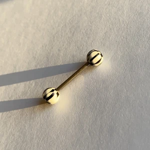 Svart och vit tungpiercing  - Tungpiercing med schackmönster. Kulorna är av akryl. Staven är rostfritt stål. Använd 1 gång. (Kommer helt nytvättad) betalning sker över swish (köpare står för frakt)