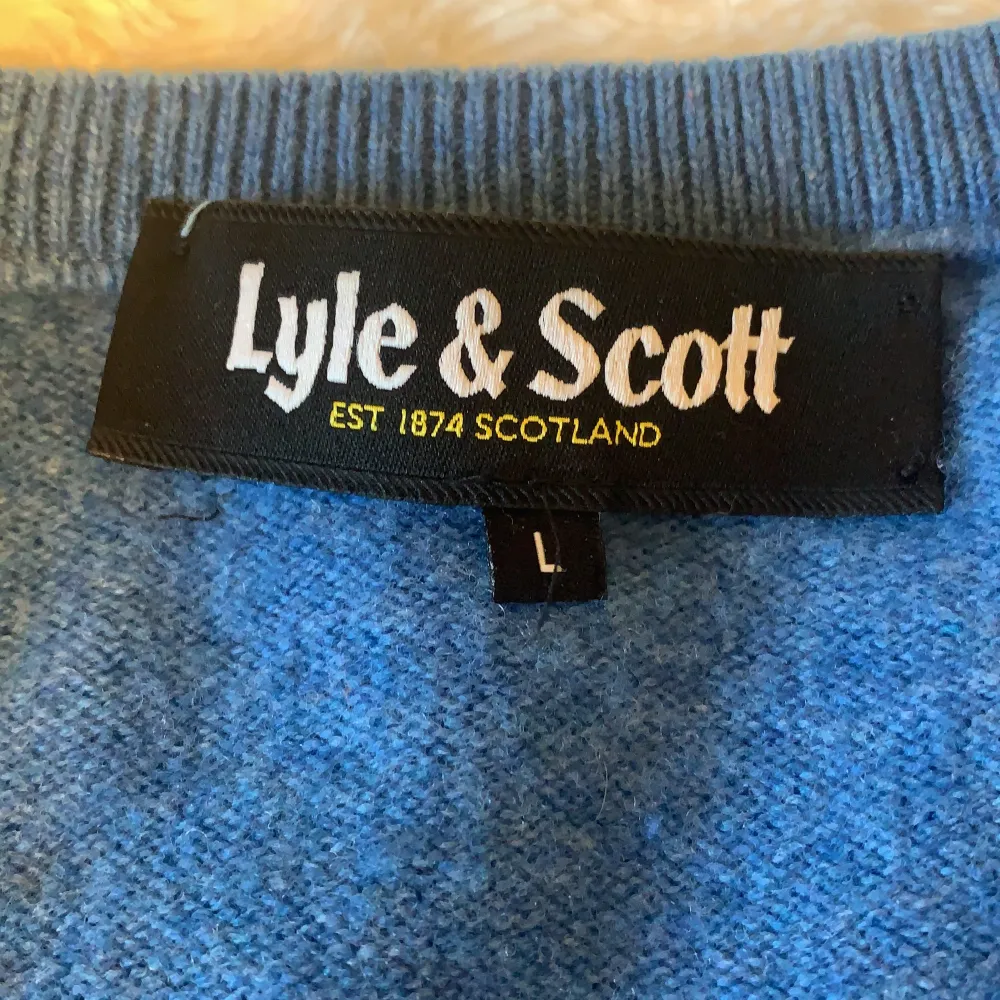 Säljer en Lyle & Scott tröja som är använd ett fåtal gånger, inga defekter eller fel på den!💕  Storlek L men skulle säga M eller en större S💗 . Tröjor & Koftor.