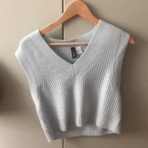 Stickad väst - En stickad väst ifrån hm i storlek M fast passar S också❤️ köparen står för frakt, kontakta för fler bilder❤️