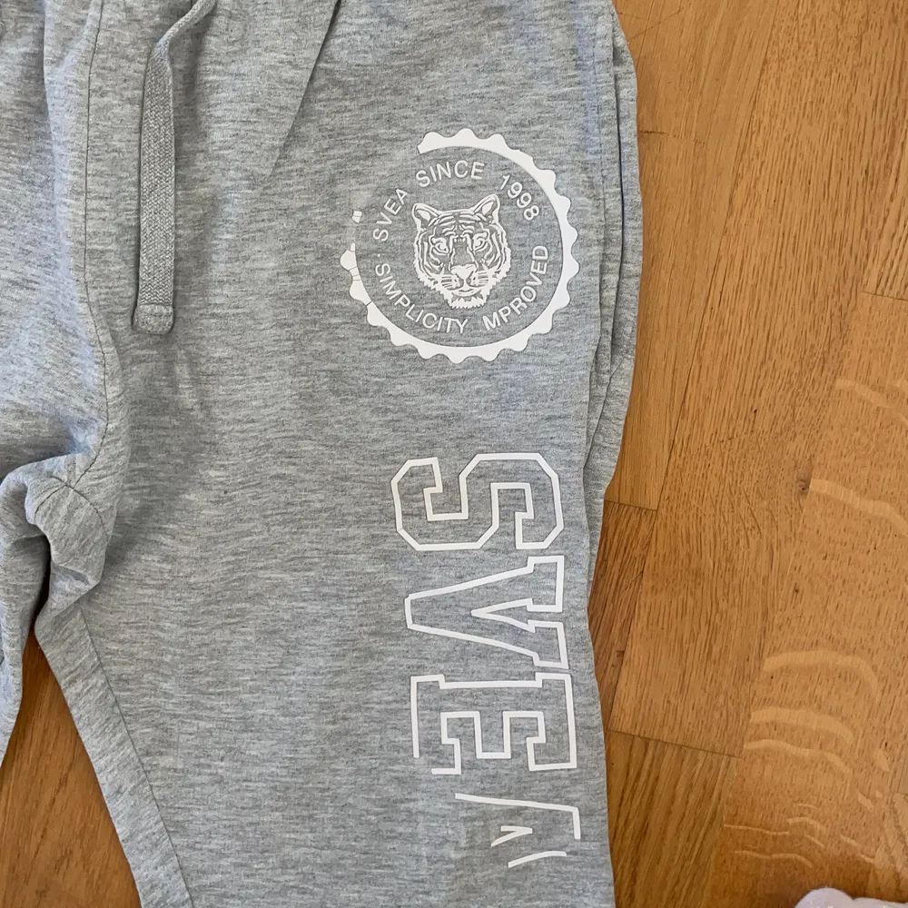 Gråa mjukisar fårn SVEA slitna med en tröja från H&M använd 1 gång säljs endast som ett set . Jeans & Byxor.