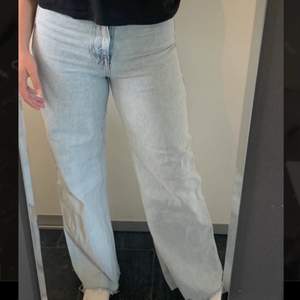 Ljusblå vida jeans från Zara, inte mycket använda och säljer pågrund av att de är något för tajta för mig. För mig som är 169cm lång är längden perfekt, men går att klippa kortare. Nypris: 399kr. Utgångspris 150kr+ frakt. Betalning sker via swish. Hör av er om ni har några frågor!