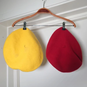 Vintagebaskrar - Två vintage-baskrar varav iallafall den röda är i äkta ull. Onesize och ska passa alla. 80kr/styck🍒 DEN GULA - SÅLD