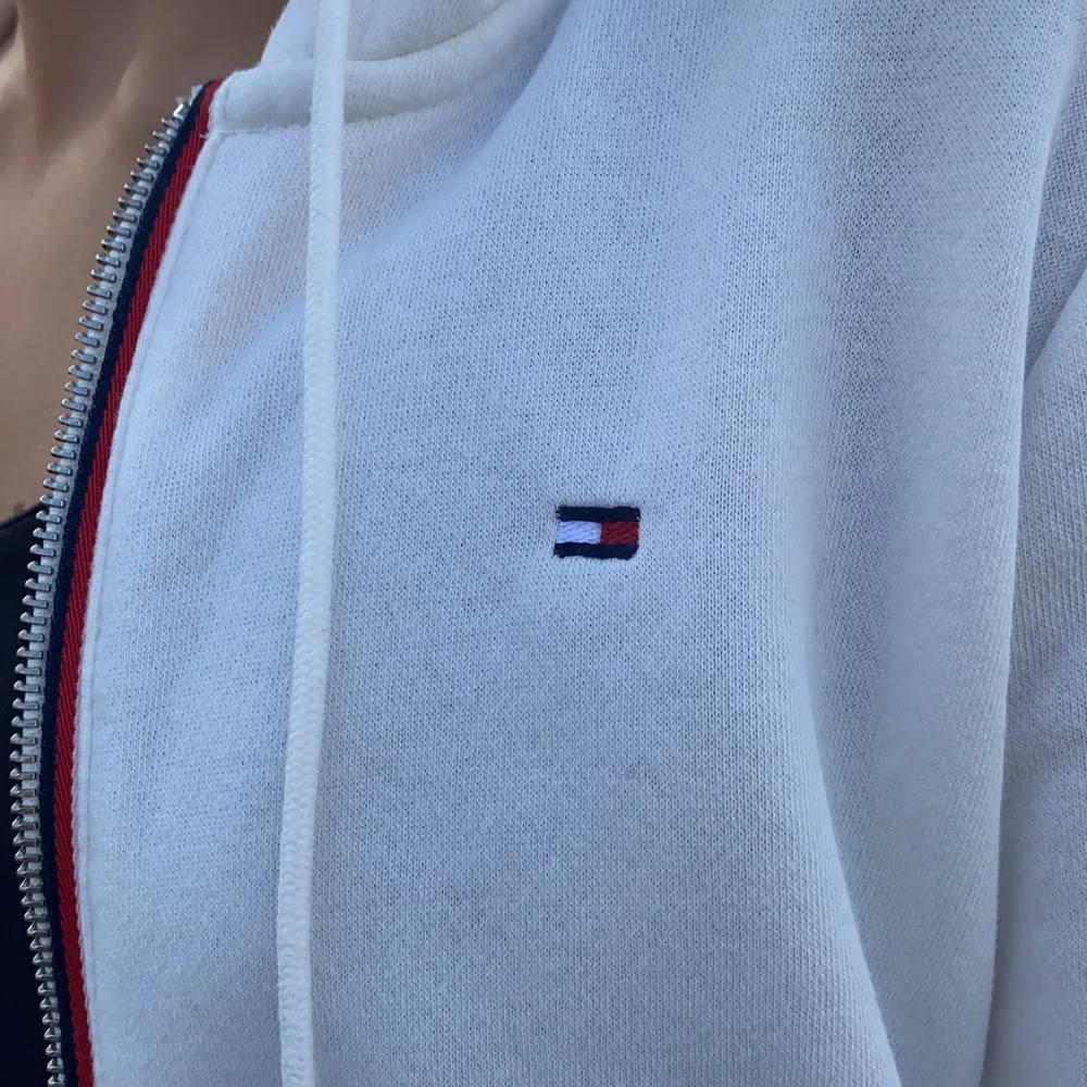 En vit hoodie som är köpt på Tommy Hilfiger i New York☺️ Använd ett fåtal gånger och därav mycket mycket bra skick! Nypris ca 600 men säljer för 200 (exklusive frakt)💛. Tröjor & Koftor.