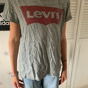 Levis storlek M - Inte jätte använd för jag inte gillar gråa tröjor 