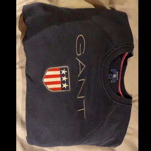 Gant sweatshirt - Säljer min gamla Gant sweatshirt då jag inte avänder den längre. Bra skick och inte defekter. Sitter bra på mig som har storlek S men passar XS också. Frakt är inräknad i priset