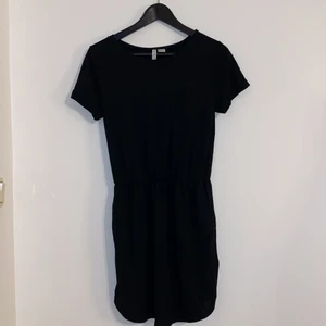 Mjuk klänning str S - Säljer denna mjuka bomullsklänning från HM för 70kr. Den är använd fåtal gånger. Sitter åt lite i midjan och slutar mitt på låret🌸