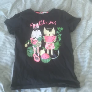 T-shirt - En svart t-shirt med två djur och frukter, använd 3 gånger!!