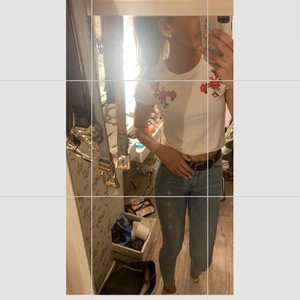 New yorker tröja - ⚜️ En tröja som är ifrån New yorker, tröjan är i XS å ja säljer den för 15kr+frakt, den är jättefin å har inga fläckar eller något sånt, frågor? Bara att skriva!🌸💗