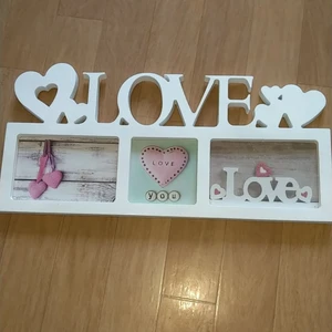 Tavelram vit. Tre bilder. Love - får plats med två normala stora bilder och en liten. Perfekt för bilder med familj och kompisar