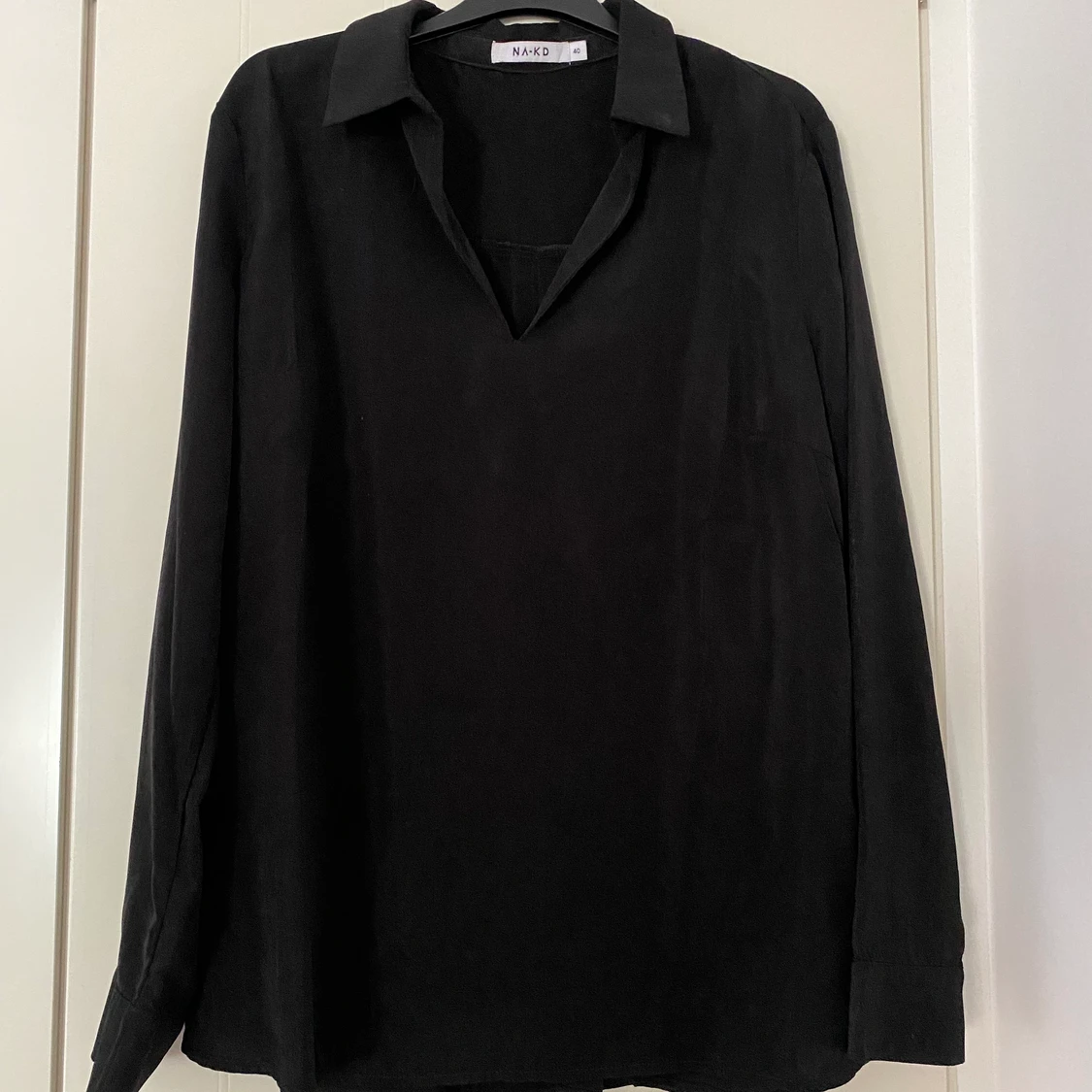 Svart blus från NA-KD i storlek 40 