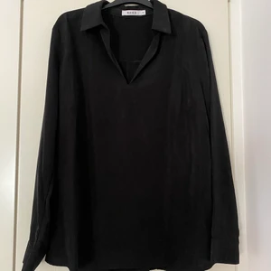 Svart blus från NA-KD i storlek 40  - I nyskick!! 