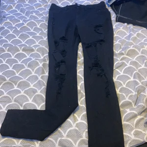 Svarta jeans med hål - Beställde från h&m och den var för stor. Fick den för 250 säljer den för 169