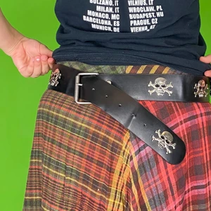 Skärp  - Coolt skärp med dödskallar runt om. I fint skick, skulle nog säga 8/10. Några märken finns. 106/107cm lång, kan även spännas mindre. Finns inget märke. Spårbar frakt på 66kr är inräknad i priset. 