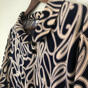 Blus - Jätteskön blus med ett coolt mönster och fickor från Japan.  Nyskick. Storlek XXL men väldigt liten i storlek så passar mer som en L. Skicka gärna ett meddelande vid frågor! 