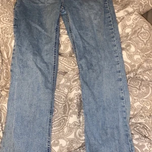 Gina tricot bootcut jeans med slits - Nypris 499, mitt pris 299. Storlek XL men passar L då jag har torktumlat dem för att försöka få dem mindre, oanvända endast tvättade en gång. Säljer pga förstora för mig.